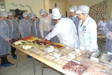 Чем кормят в школах и детсадах?